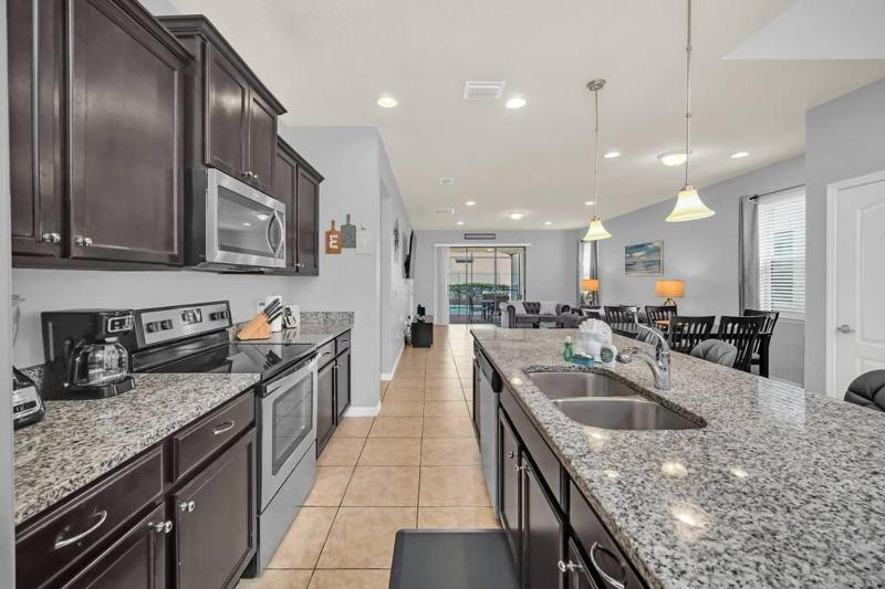 Modern Home - 6 Bedrooms With Private Pool & Spa 10 Minutes to Disney - image 16