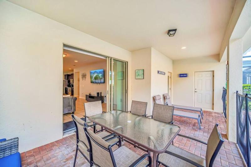 Modern Home - 6 Bedrooms With Private Pool & Spa 10 Minutes to Disney - image 9