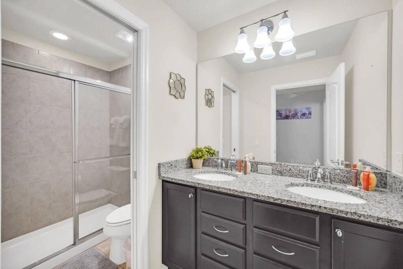 Modern Home - 6 Bedrooms With Private Pool & Spa 10 Minutes to Disney - image 17