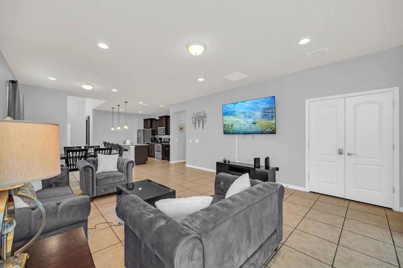 Modern Home - 6 Bedrooms With Private Pool & Spa 10 Minutes to Disney - image 12