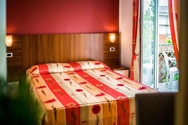 Double Room with Balcony image 3