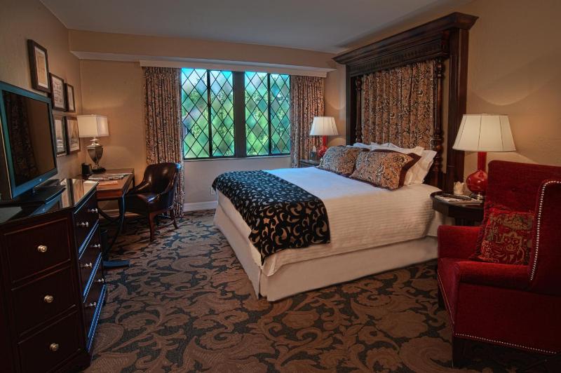 Deluxe King Room image 4