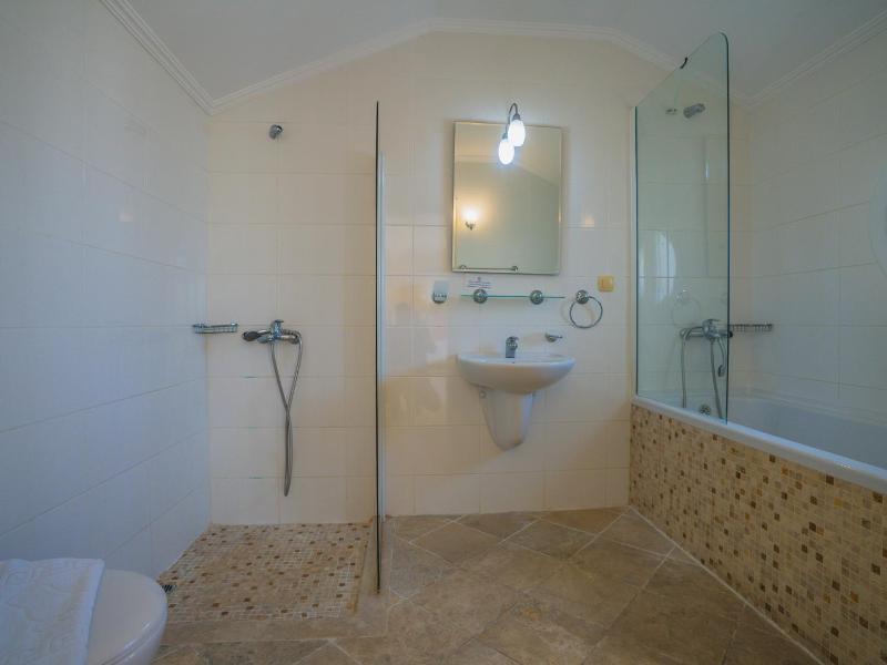 Sunset Beach Club Aqualettings Pearl 7 - image 17