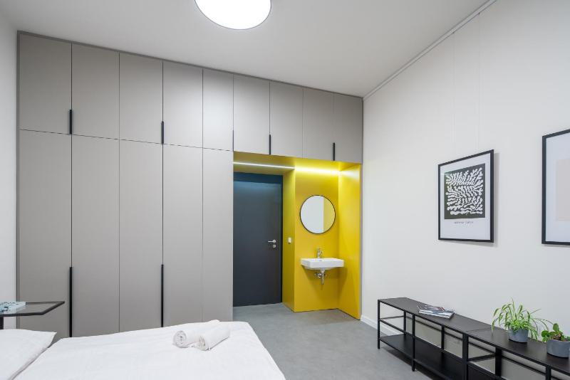 Apartment With Shared Bathroom image 3
