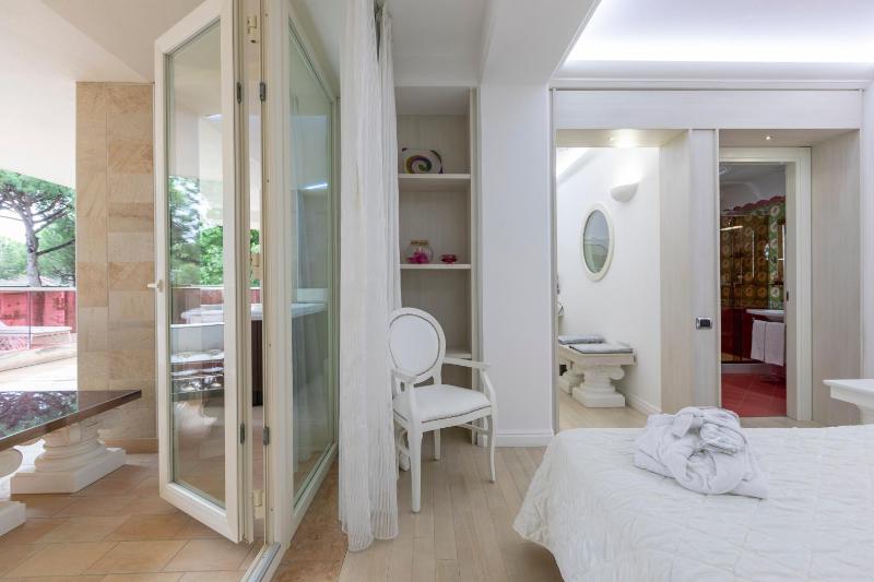 Deluxe Double Room image 2