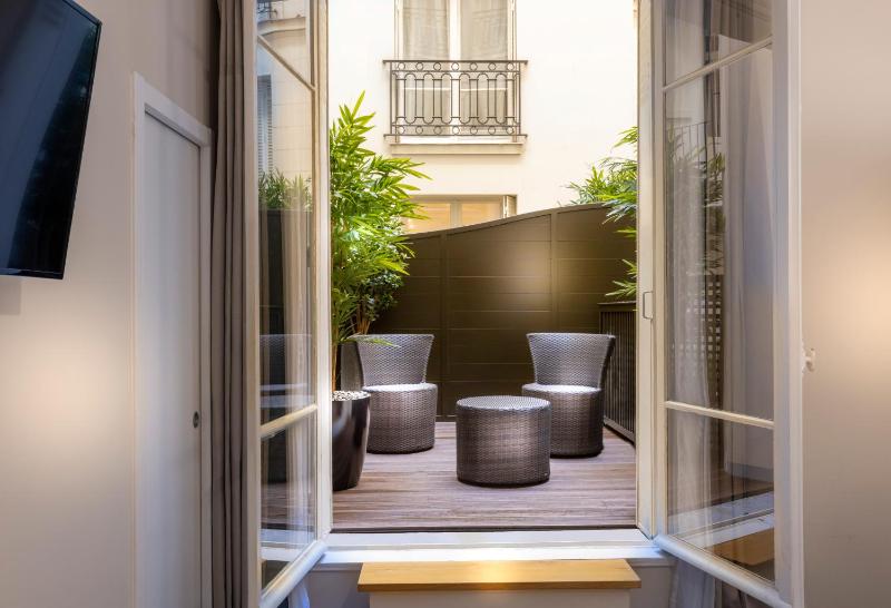 Classic One-Bedroom Apartment - Courtyard View image 1