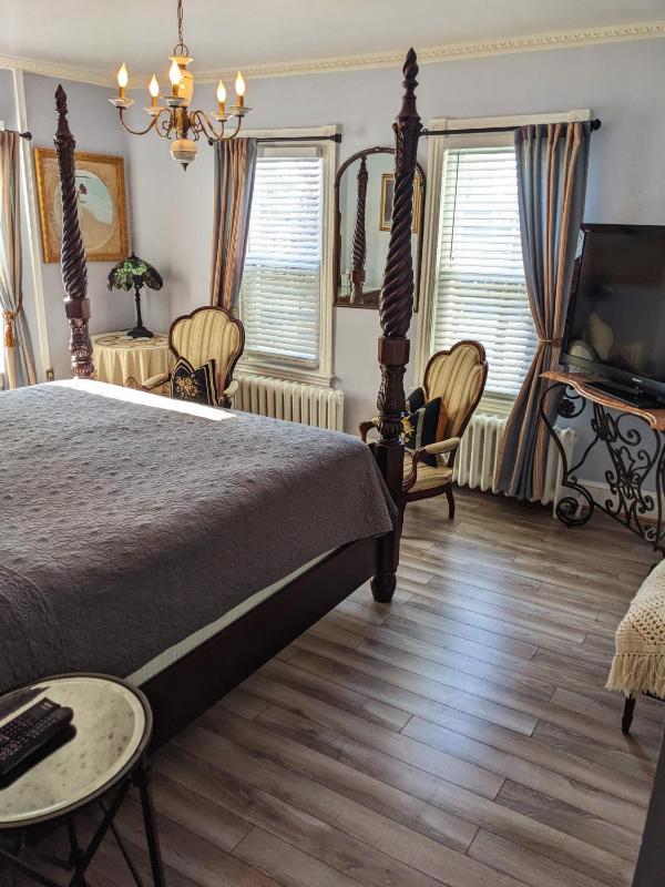 Deluxe King Room image 3
