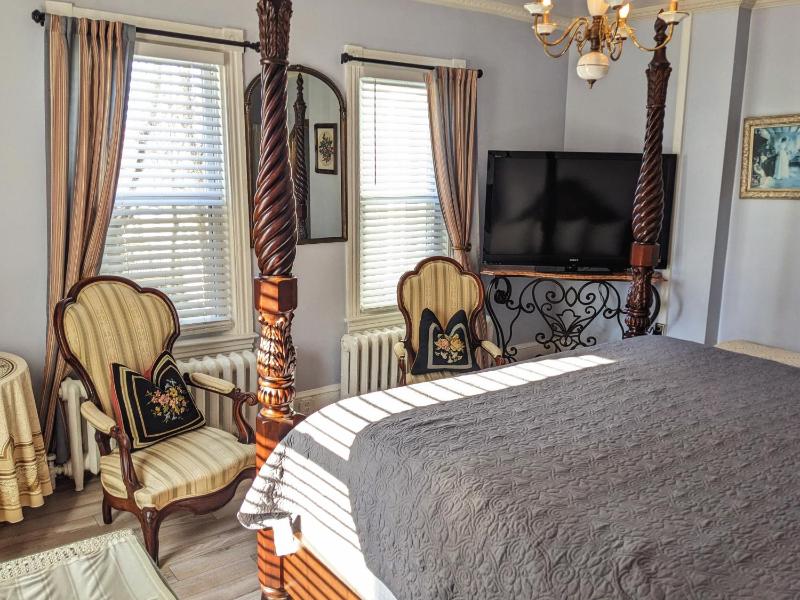 Deluxe King Room image 4
