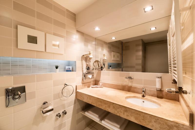 Deluxe Double or Twin Room with City View image 3