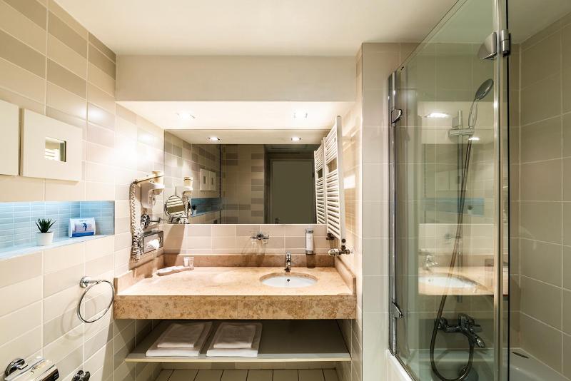 Deluxe Double or Twin Room with City View image 2
