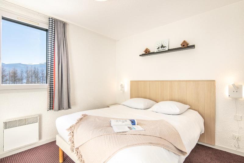 Superior One-Bedroom Apartment with Sleeping Alcove (6 People) - South Side image 1