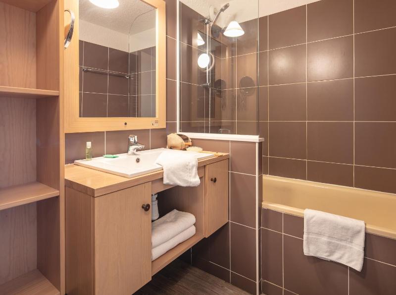 Superior One-Bedroom Apartment with Sleeping Alcove (6 People) - South Side image 2