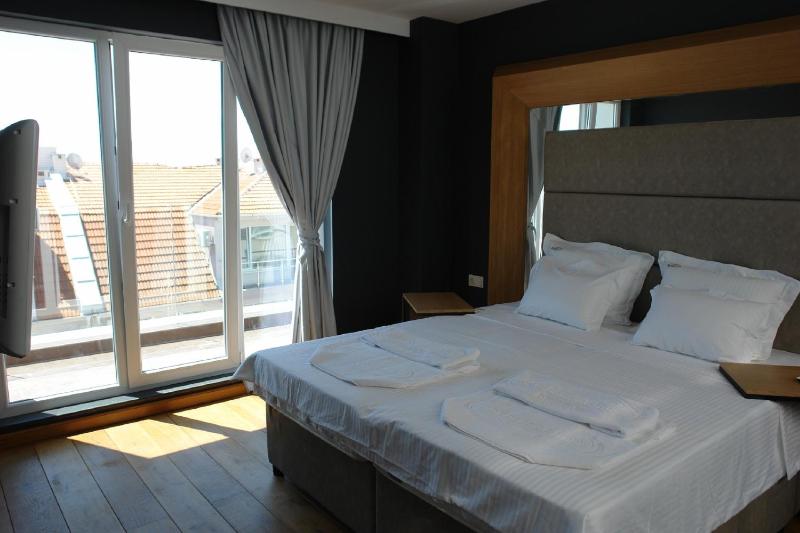 Deluxe Apartment with Balcony (2 Adults + 2 Children) image 4