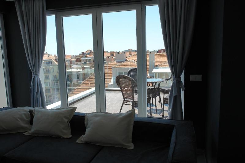Deluxe Apartment with Balcony (2 Adults + 2 Children) image 2