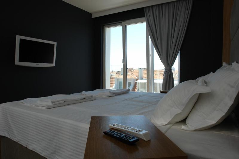 Deluxe Apartment with Balcony (2 Adults + 2 Children) image 3