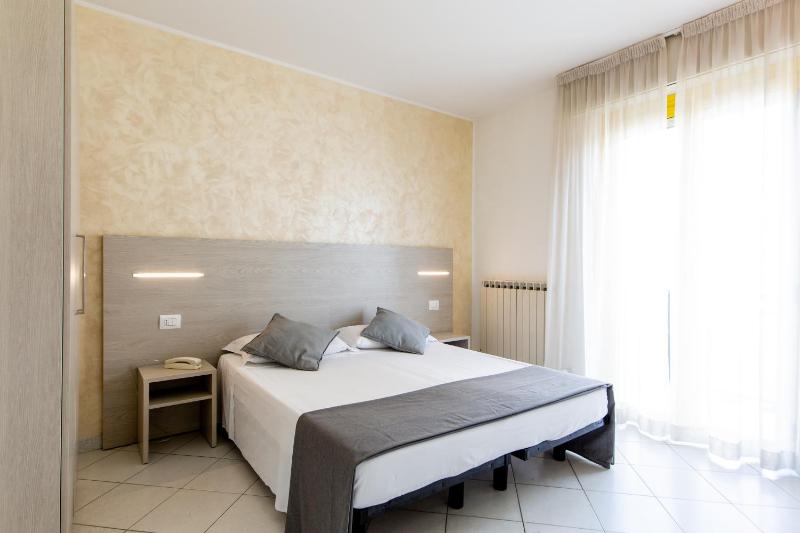 Double Room image 4