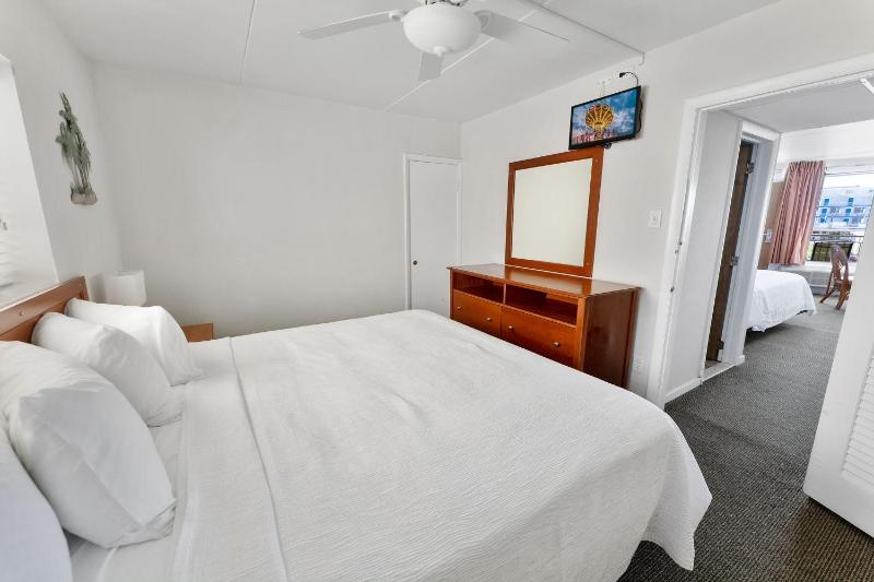 Suite with Sea View image 2