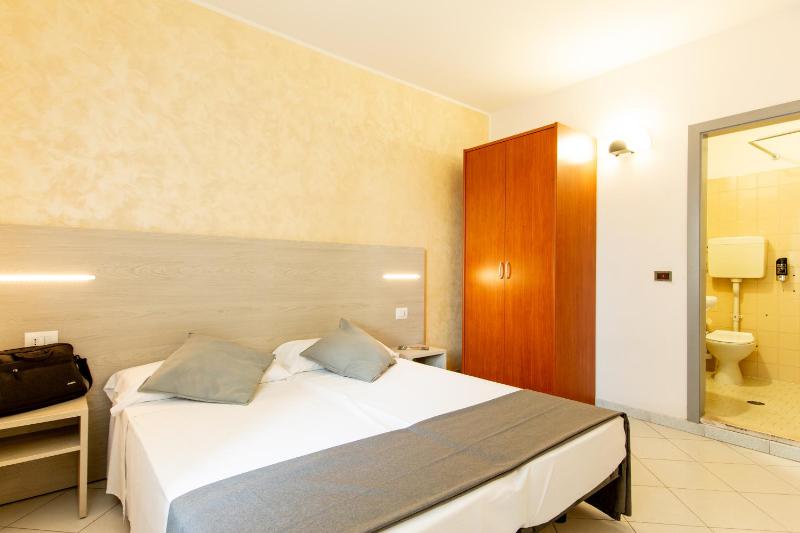 Basic Triple Room image 4