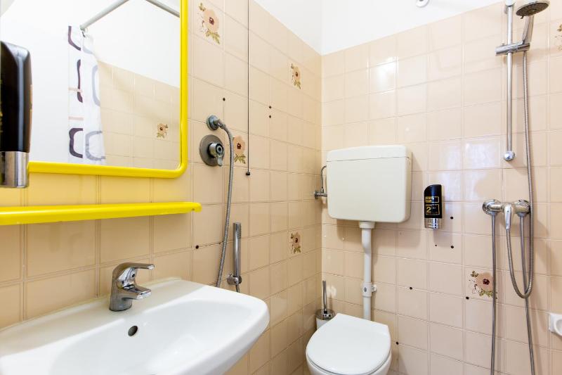 Basic Triple Room image 3