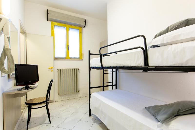Economy Double Room image 4