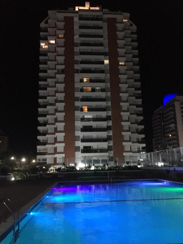 Hermoso apartamento Torre de categoría Long Beach en la mejor ubicación de Punta del Este - image 1