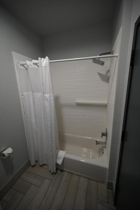Queen Room with Two Queen Beds - Non Smoking image 4