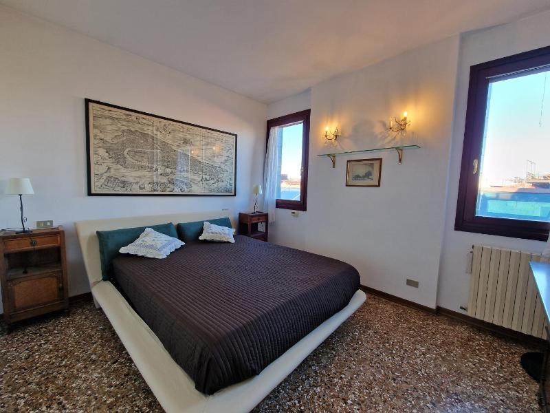 Economy Room with Shared Bathroom image 1