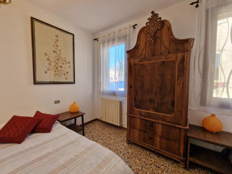 Single Room with Shared Bathroom image 1