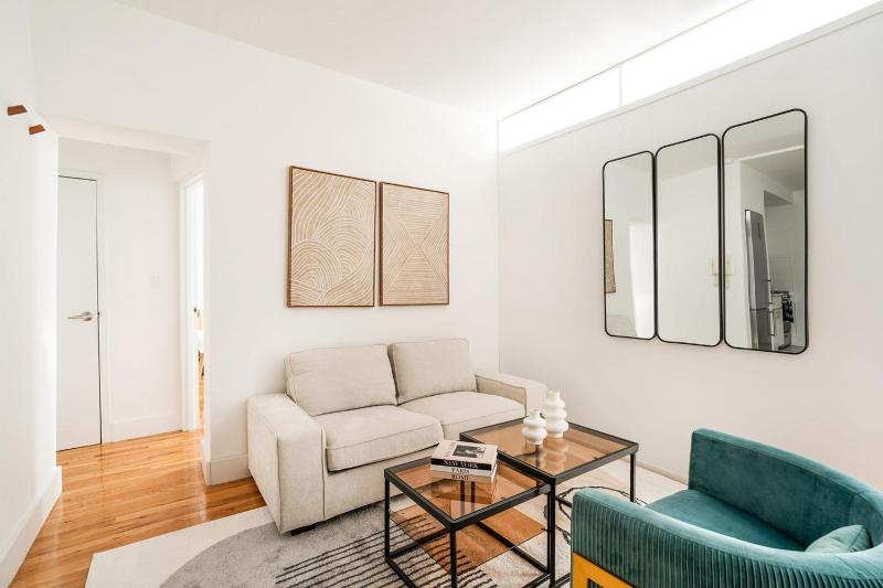 444-2E Modern 2BR Hell's Kitchen - image 4