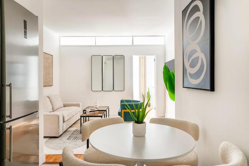 444-2E Modern 2BR Hell's Kitchen - image 9
