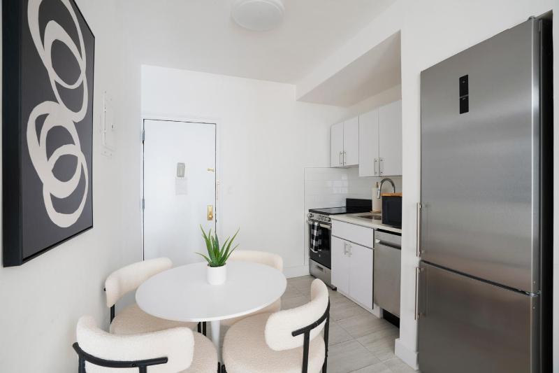 444-2E Modern 2BR Hell's Kitchen - image 6
