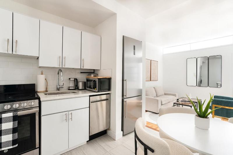 444-2E Modern 2BR Hell's Kitchen - image 8