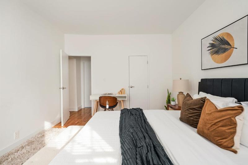 444-2E Modern 2BR Hell's Kitchen - image 3
