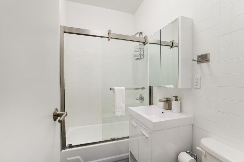 444-2E Modern 2BR Hell's Kitchen - image 16