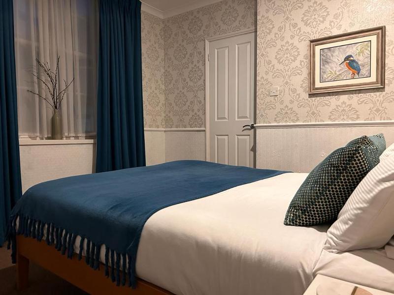 Small Double Room image 1