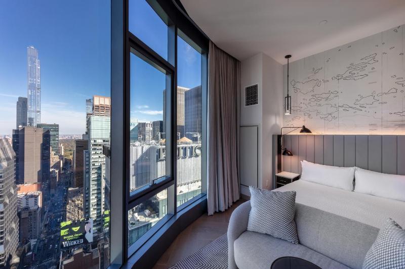 Panoramic Corner King Suite with Square View image 2