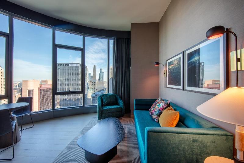 Corner King Suite with Panoramic Square View image 2