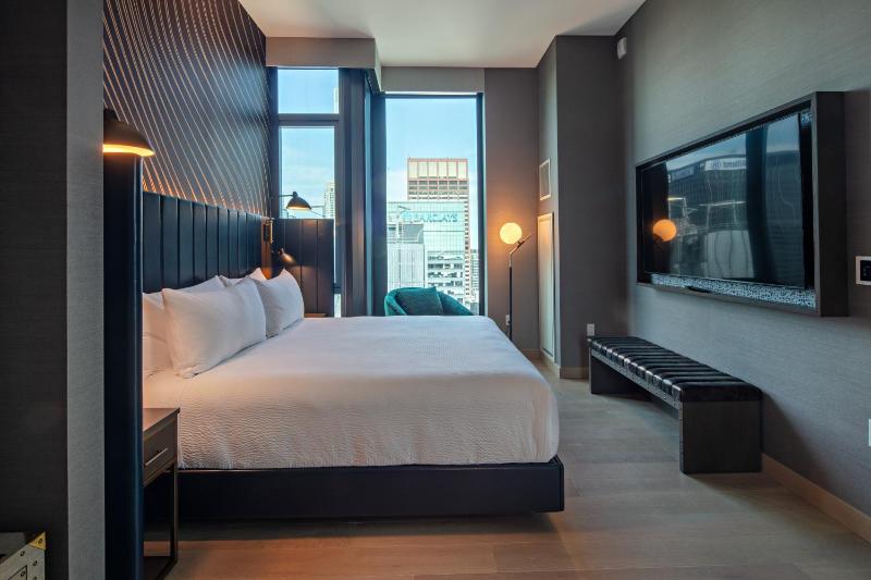 Corner King Suite with Panoramic Square View image 3
