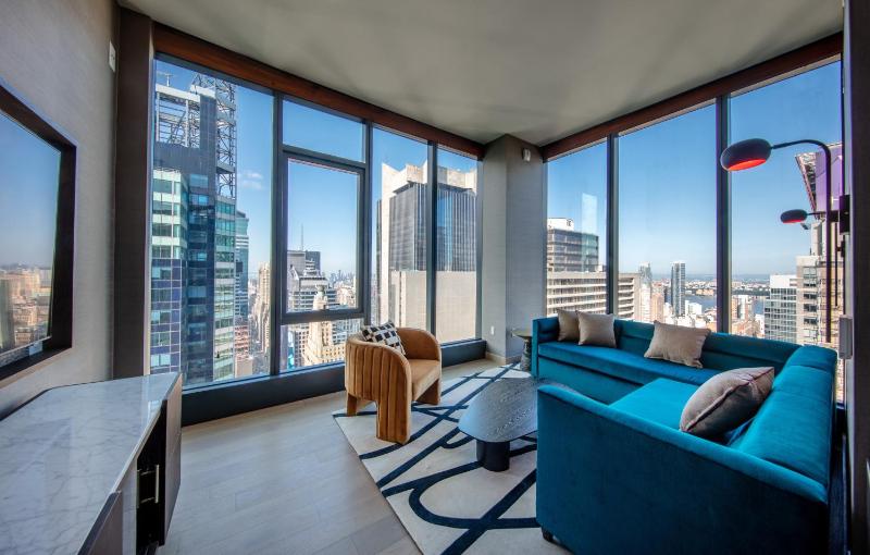 Corner King Suite with Skyline View image 2