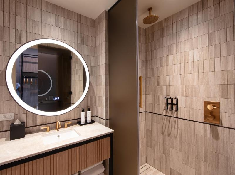 Corner King Suite with Skyline View image 4