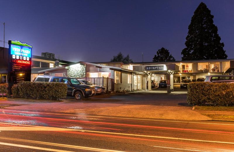 Twin Peaks Lakeside Inn - image 1