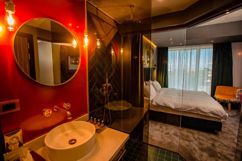 Standard Queen Room image 3