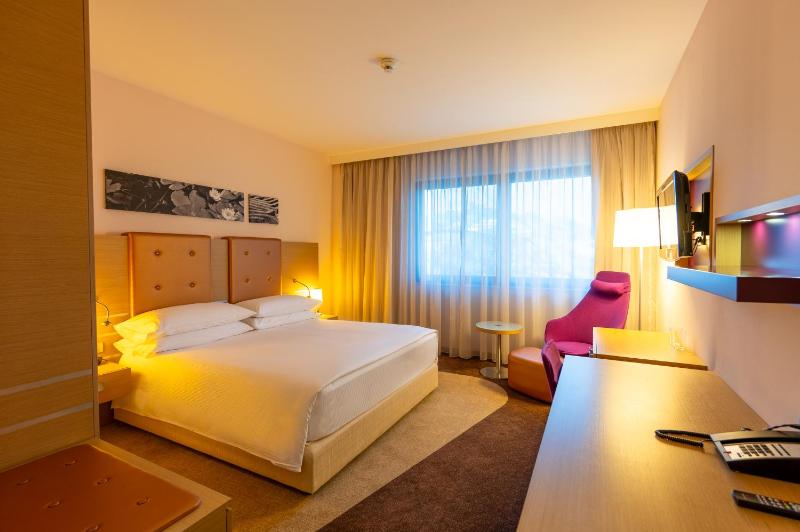 King Guest Room image 1