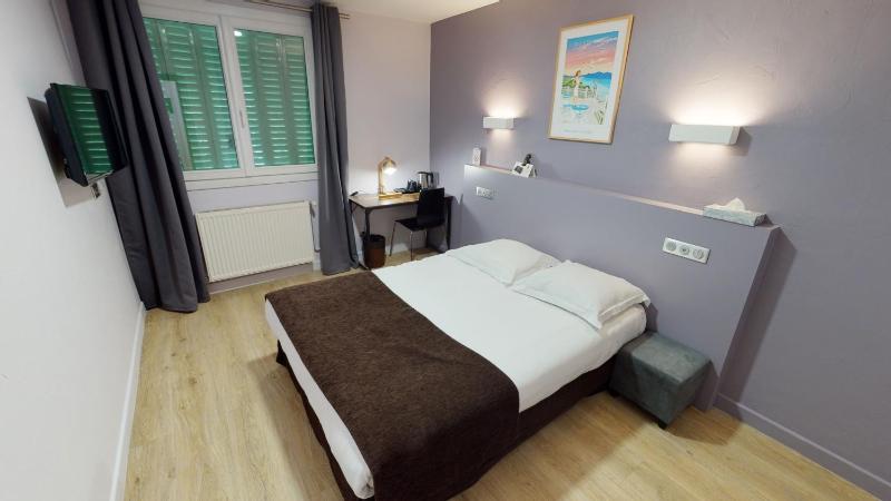 Standard Double Room image 4