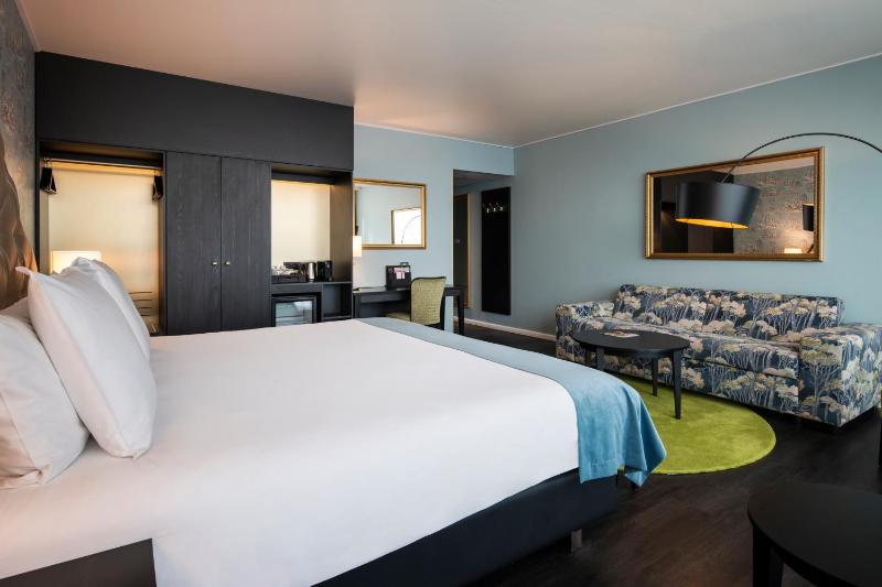 Deluxe Double Room image 2