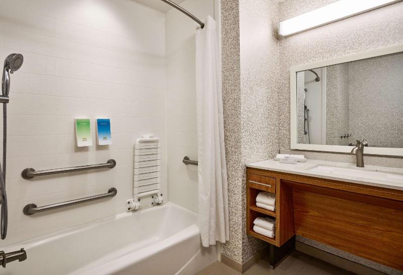 Queen Studio with Two Queen Beds - Mobility and Hearing Access/Non-Smoking image 3
