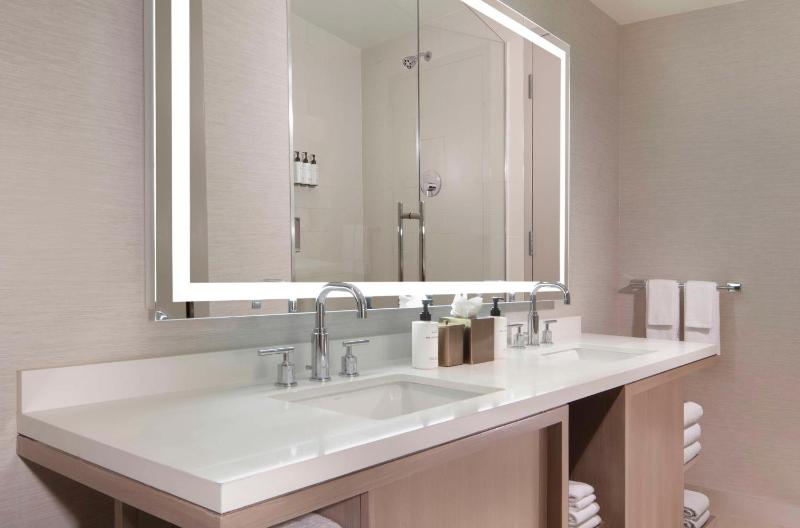 One-Bedroom Premium King Suite with Pool View image 2