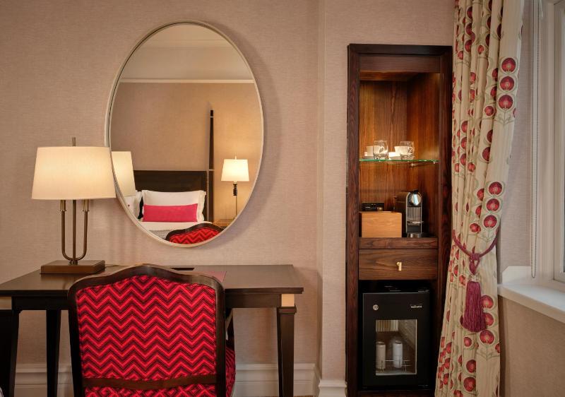 Executive, Larger Guest room, 1 King image 3