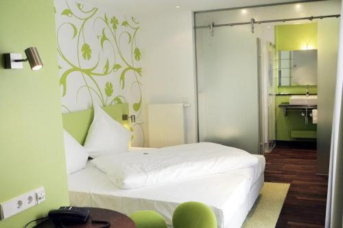 Standard Double Room image 3