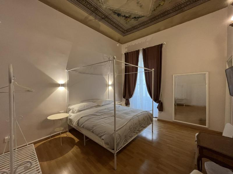 Large Double Room image 3